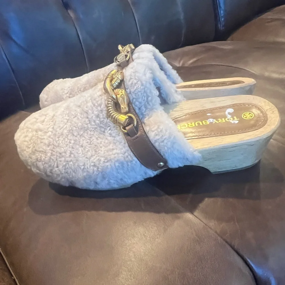 Tory Burch Women's Jessa Shearling Clogs, Buttermilk/Royal Tan size 10